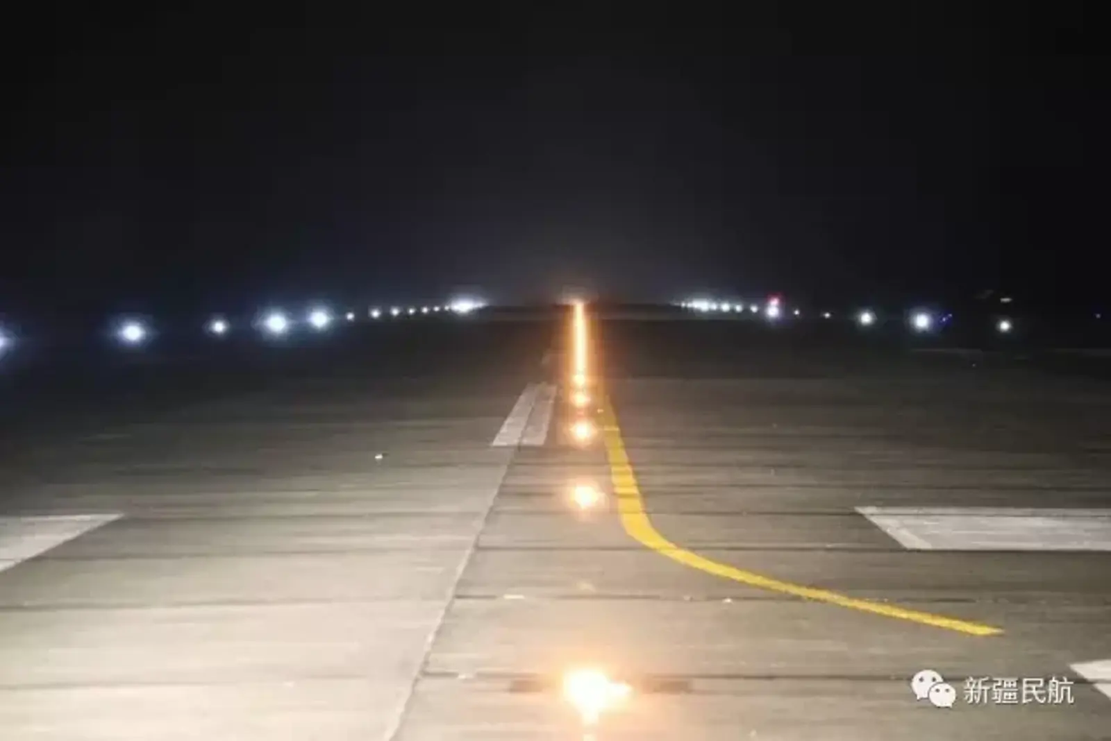 LED embedded runway lamp with omnidirectional indication for the first time at Altay Airport in Xinjiang