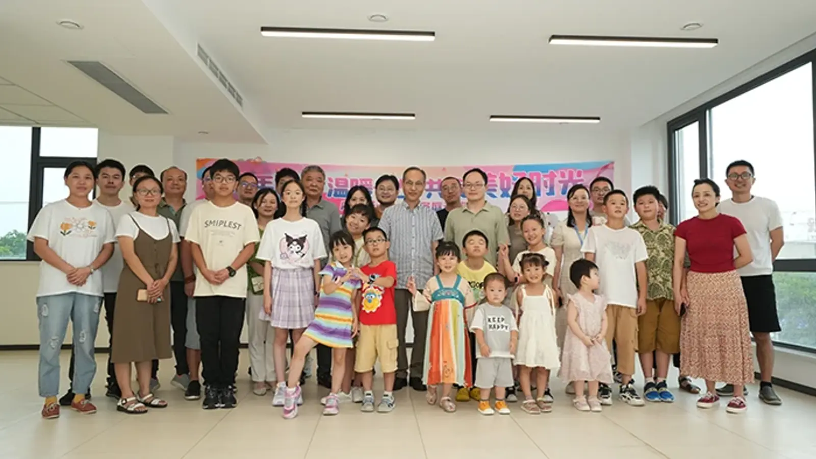 Enjoy Good Times in Warm Qixi Hand in Hand
